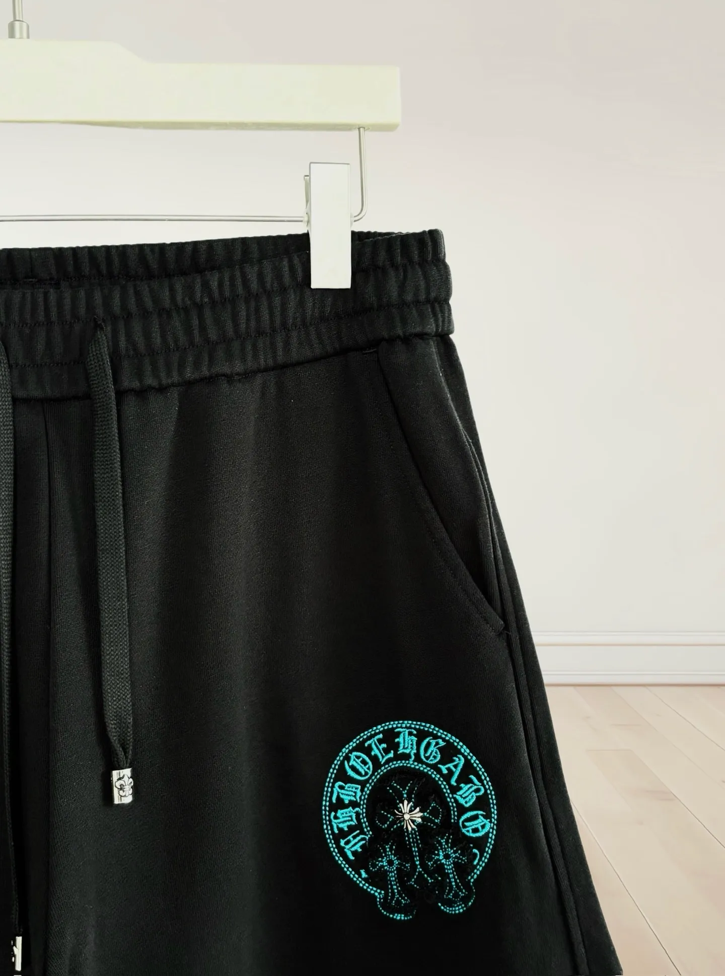 P270 [High Quality] Chrome Hearts Embroidered Horseshoe Rivets🪡+Watermark Letters‼ ️Autumn and winter straight sweatshirt trousers *Customized 420g terry cotton fabric, soft, skin-friendly and comfortable *Embroidery process: horseshoe print + rivet embroidery *A very simple and elegant classic continuation, both in terms of upper body comfort, it is unparalleled, interpreting your luxury and taste, creating your fashionable style and charm. Three complete standards. Same style for men and women. 𝐂𝐎𝐋𝐎𝐔𝐑: Black 𝐒𝐈𝐙𝐄: S-XL